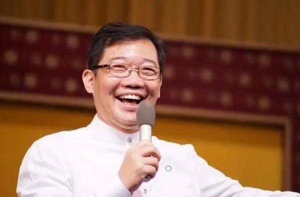 故意把黄家驹念成“黄家狗”，一句玩笑话，结果自毁前程