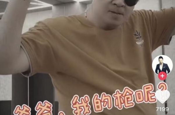 黄海波发福胖一大圈！挺啤酒肚腰间赘肉好几层，脸部浮肿身材圆润