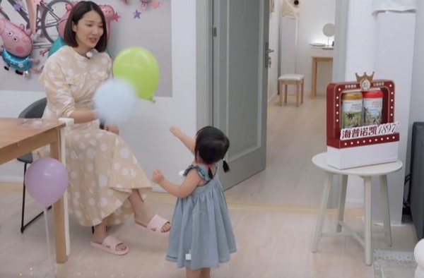 王祖蓝在家种番茄，1岁女儿采摘把土弄满地，独自一人趴睡不合适