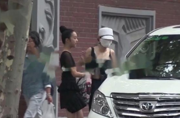 马伊琍久违与女儿同框，母女一起做指甲，11岁爱马身高直追妈妈