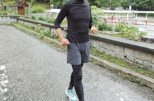 不怕发嫂吃醋？65岁周润发晨跑身材好，与女子贴身做热身引关注