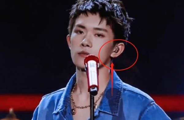 喻言的私人耳返长啥样？看清上面的文字，才知道她有多重情重义