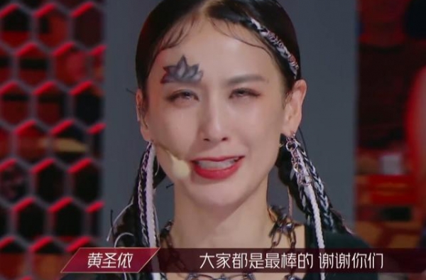 黄圣依台上大哭，却没人安慰，看见张雨绮反应：这么火是有原因的
