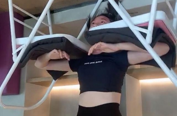 唐艺昕产后变“梨型”身材？当妈妈后首晒大片，细腰湿发腿略壮