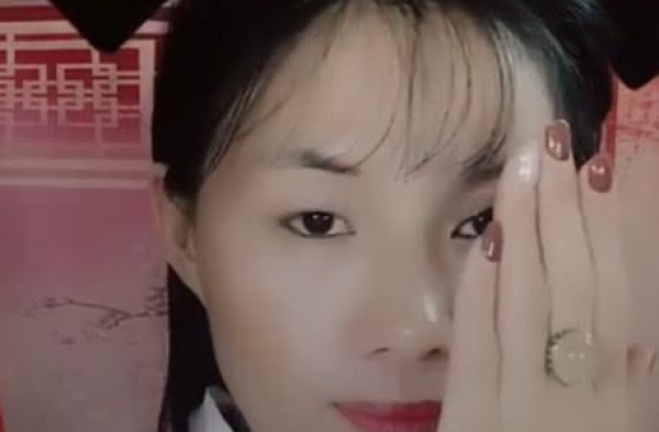 小姐姐一人仿妆《还珠格格》，看到香妃的瞬间，网友：含香活了？