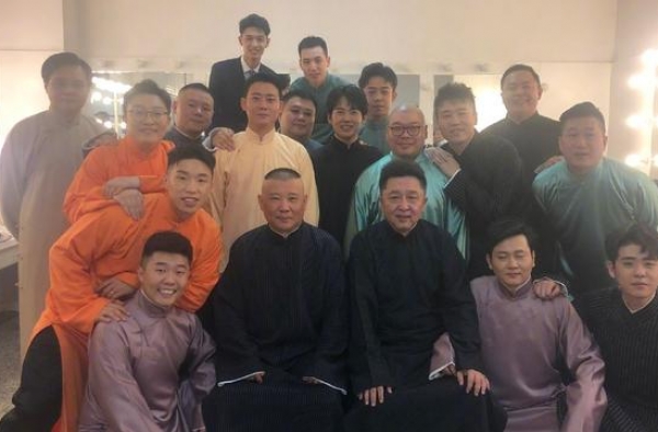 德云社的教养从来都没让粉丝失望过，徒弟们在师父身边乖巧了许多