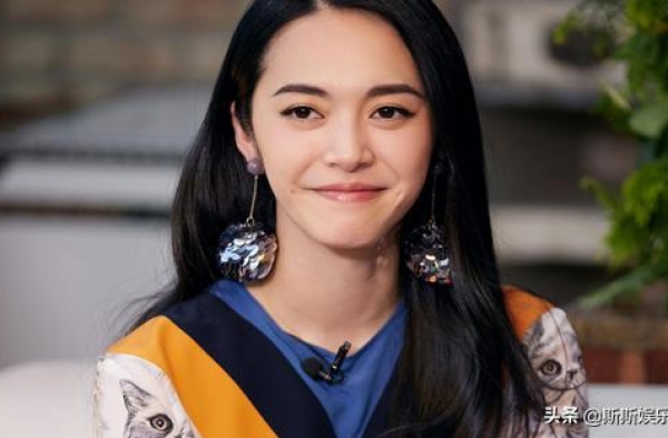 演员姚晨机场照曝光，紧攥儿子小手不肯松开，穿搭竟成全场焦点