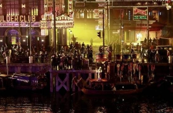 《八佰》中的小角色为何好看？都是精心设计的“战争观众”