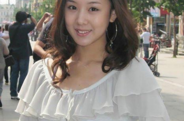 被称为圈中“最干净”女星，28岁嫁师兄，如今34岁仍美如少女