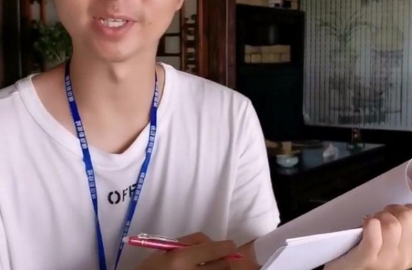 同在剧组，陈佩斯是演员儿子当助理，30岁陈大愚还靠爸爸接济？