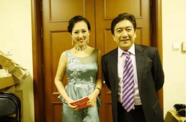 曾红极一时的她，因病发福容貌大变，丈夫不离不弃守护她27年