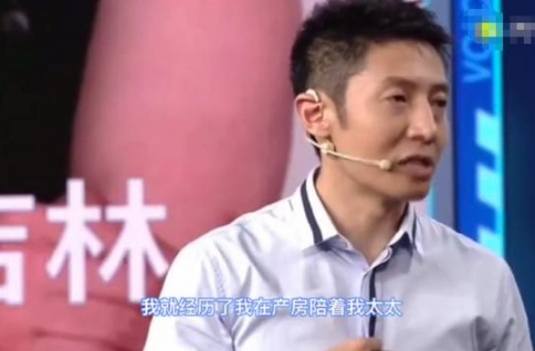 撒贝宁高调秀恩爱！娶富豪小娇妻儿女双全，一家4口过年全在国外