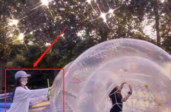 李小璐带女儿出游，却被指只顾自己穿好看，单亲给不了孩子幸福？