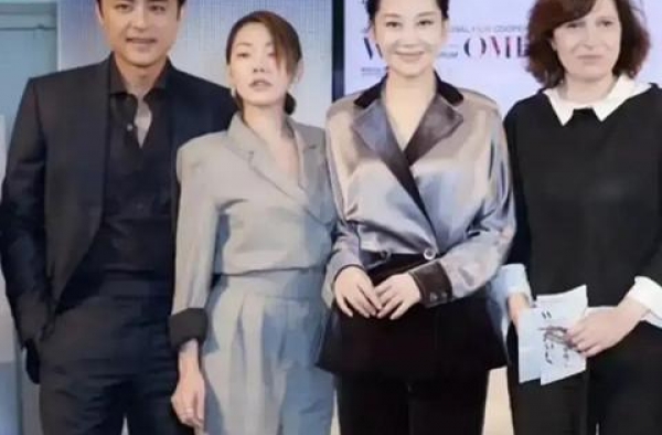 42岁小S和51岁许晴同台 许晴丝缎礼服气场太强大 小S秒输