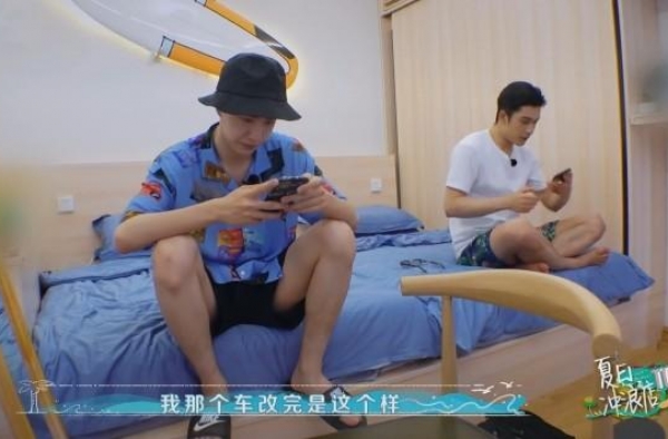 节目组“抽查”王一博房间，不料床上物品成焦点，一看就不好惹