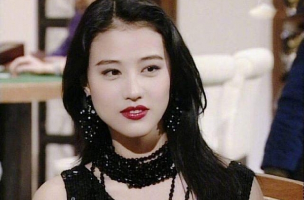 53岁周海媚新剧客串女明星，颜值回升状态佳，短发造型超惊艳