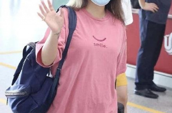何洁近照发胖像大妈！与刁磊同行黑脸不语，直播哭诉养不起3个娃