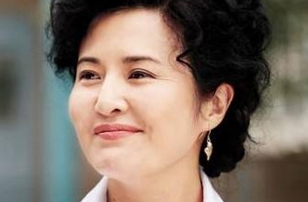 她是“妈妈专业户”，曾因插足宋丹丹婚姻被骂，今55岁无人敢娶