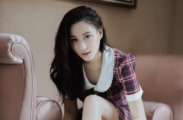赌王儿女关系破冰？何超莲发杂志硬照，四房长女何超盈为妹妹点赞