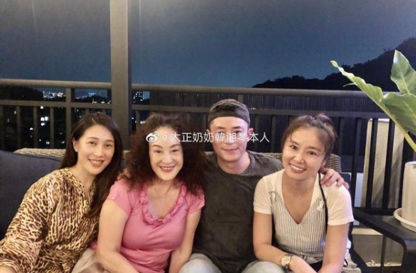 霍建华林心如情人节带女儿聚会 好友家吃烤肉平淡幸福