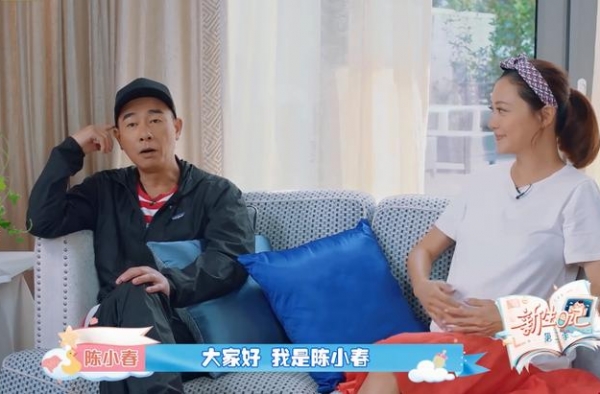 应采儿挺“孕肚”录节目，化妆拒绝涂口红，这才是当孕妇的样子