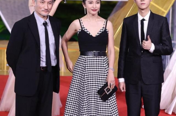 当李冰冰和鹿晗同框，才知道原来她这么矮，衣服穿的太显高了