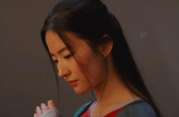 木兰8种造型反差巨大，少女俏丽将军霸气，刘亦菲眼神里都有戏