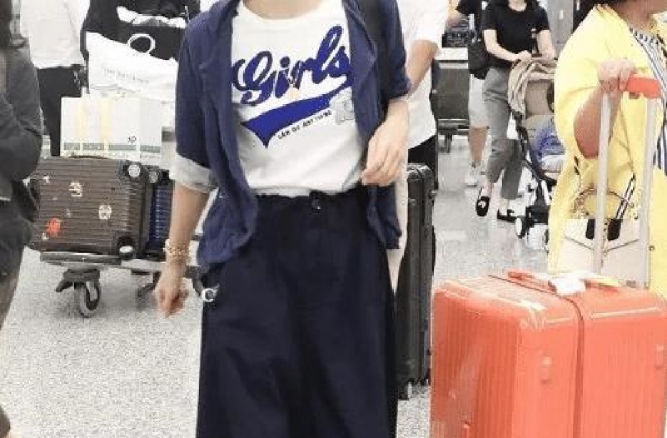 马伊琍新恋情疑曝光，获神秘男子接机，两人有说有笑