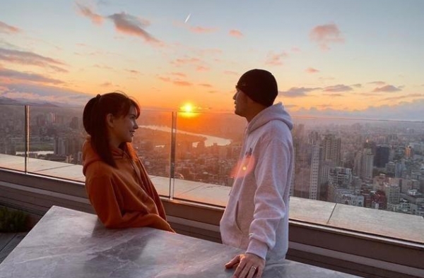 看向佐和何猷君的七夕发文，郭碧婷与奚梦瑶的地位差距一目了然