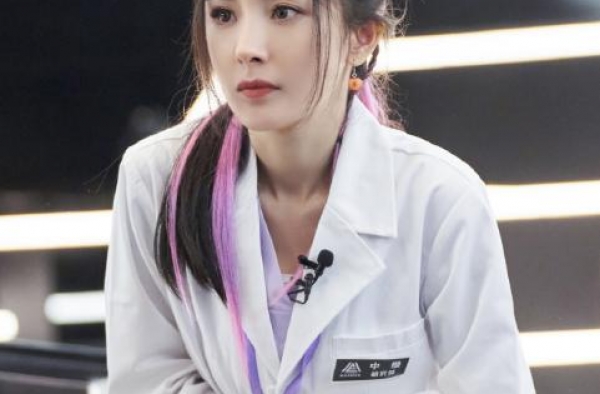 杨幂暖心属性被官方认证！看到她对弟弟的照顾，值得这么多人喜欢