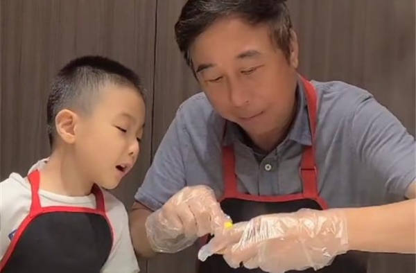 冯巩帮孙子剥螃蟹，自嘲对儿子没这么“孝敬”，隔辈亲果然是真理
