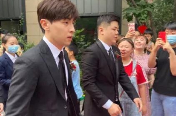 邓伦再次回石家庄给发小当伴郎，网友：邓伦主业伴郎，副业演员