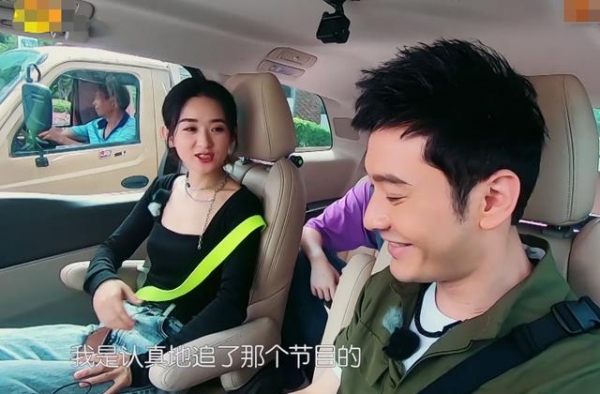 黄晓明直言喜欢冯绍峰，我唯独注意身旁赵丽颖表情，这波糖好甜