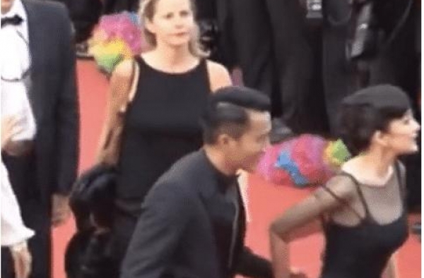 杨幂刘恺威离婚后偶遇，镜头拉近两人手部动作，才知啥叫专业演技