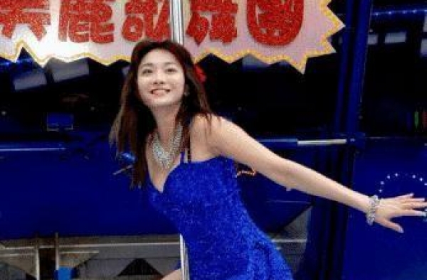 因“长太美”而风靡全国，为演戏被男星重伤，一生后遗症
