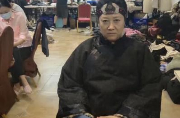64岁王丽云近态曝光，神态惨白走路踉跄，遭网友吐糟赚钱不要命