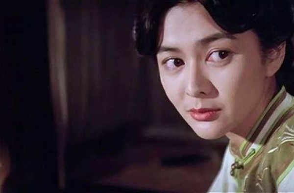 黄飞鸿克妻，连娶三妻皆早逝，被十九岁的十三姨打了一耳光结缘
