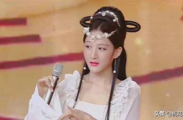 最美伪娘，穿上一袭白裙，比女人还有魅力，是怎么做到的？