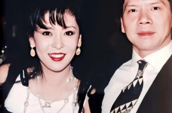 向太凭借40岁时的美貌出道都能大红吧，合影关之琳完全不输的
