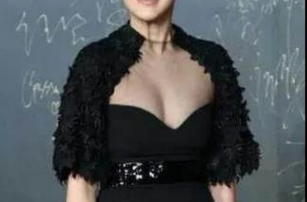 海清太豪放了！上半身里面什么也没穿，网友：这还是国民媳妇吗？