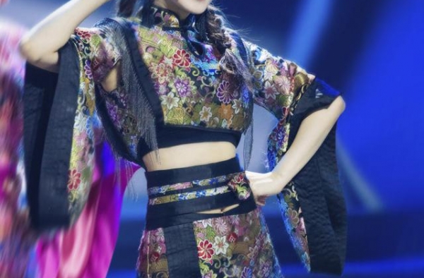 31岁在节目里“乘风破浪”张含韵：我已经可以给自己发糖吃