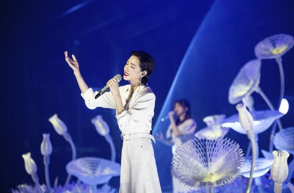 “姐姐”万茜：手臂伤正在等神经恢复