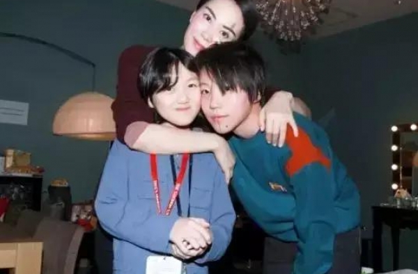 王菲女儿考级失利，李亚鹏的回答方式堪称“教科书级”……