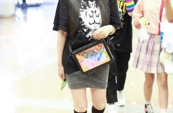 49岁钟丽缇扮少女，双腿暴露老态，曾当婆婆面自夸32岁
