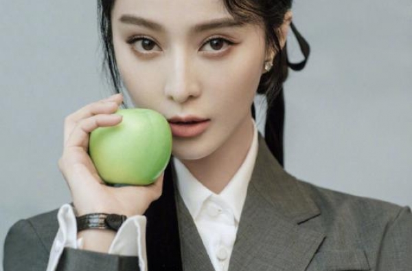 范冰冰晒与友人合影，三张照片表情姿势都没变，网友：不自信了