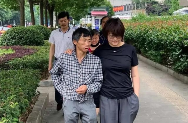 47岁袁立严重发福，穿耐克T恤臃肿懒散，退出娱乐圈后彻底放飞