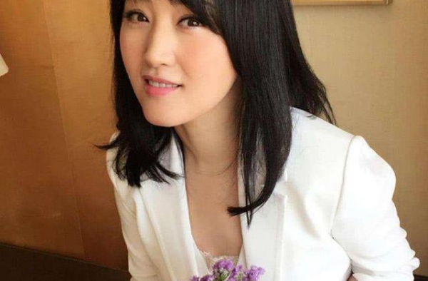 49岁杨钰莹捞金太拼，穿60年代“土鞋”现场热舞，玉女全无