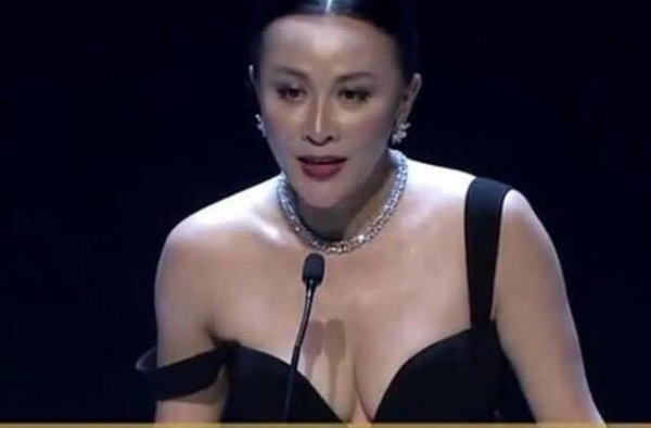 同是“滑肩”礼服，为何两人完全不同？网友：生过孩子就是不一样