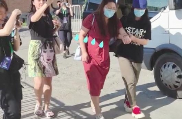 杨天真为赚钱不顾身体？术后暴瘦赶场子不误工作，走路不稳需帮扶
