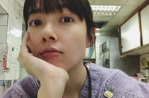 郭碧婷爸爸突然更博，拇指姑娘脚踩“红鸡蛋”，网友直呼：生了